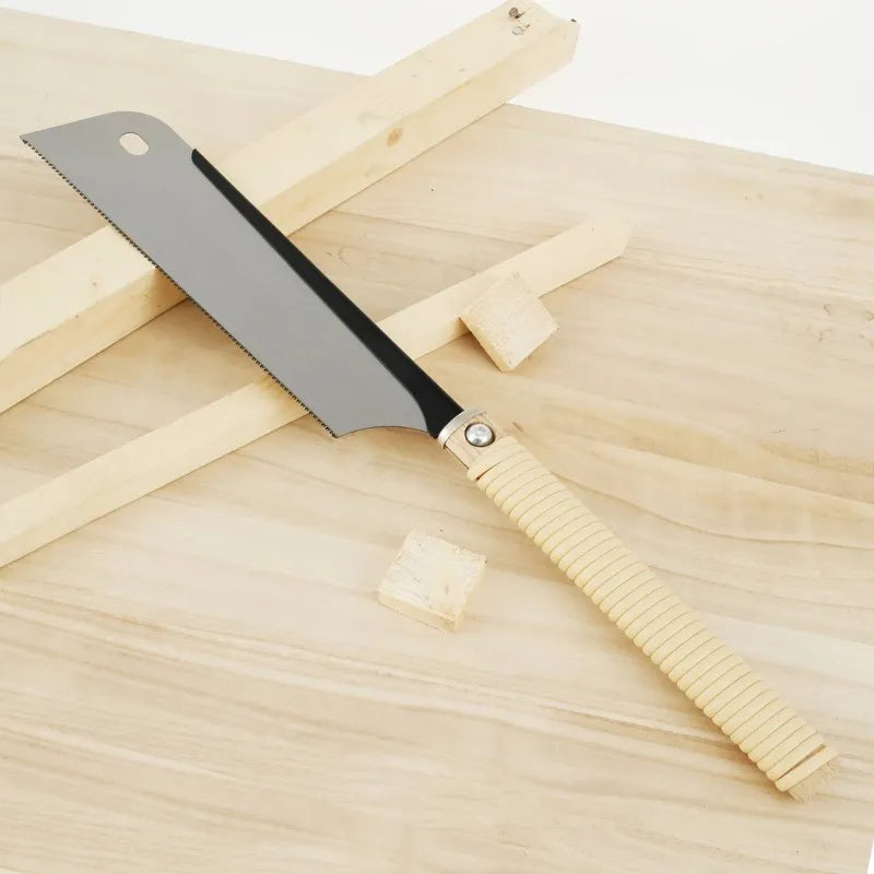 Scie manuelle pour découper le bois avec précision lors de vos projets de sculpture.
