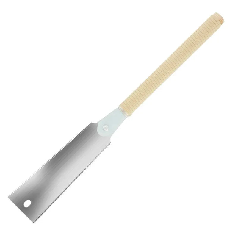 Scie manuelle pour découper le bois avec précision lors de vos projets de sculpture.