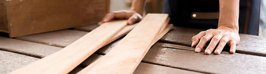 des planches de bois sur un établie de sculpteur bois