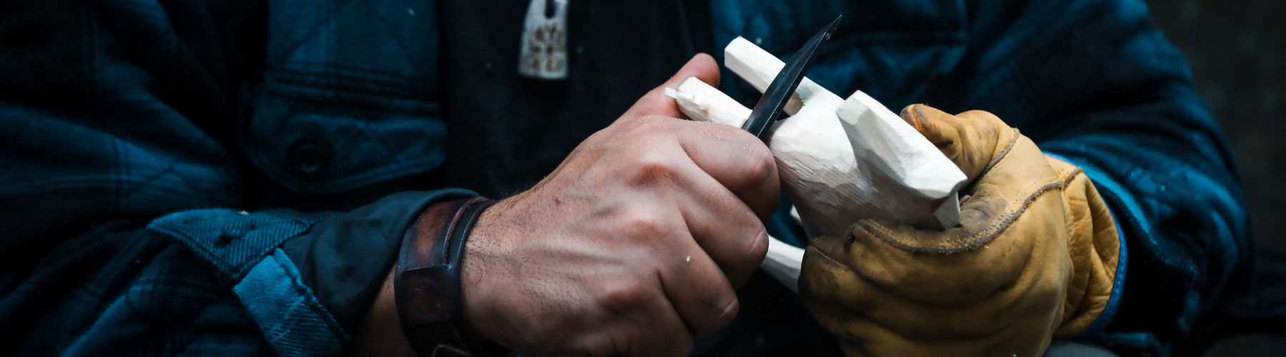 main de sculpteur en train de sculpter un animal en bois