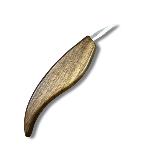 Couteau de sculpture pour façonner le bois avec précision et souplesse.