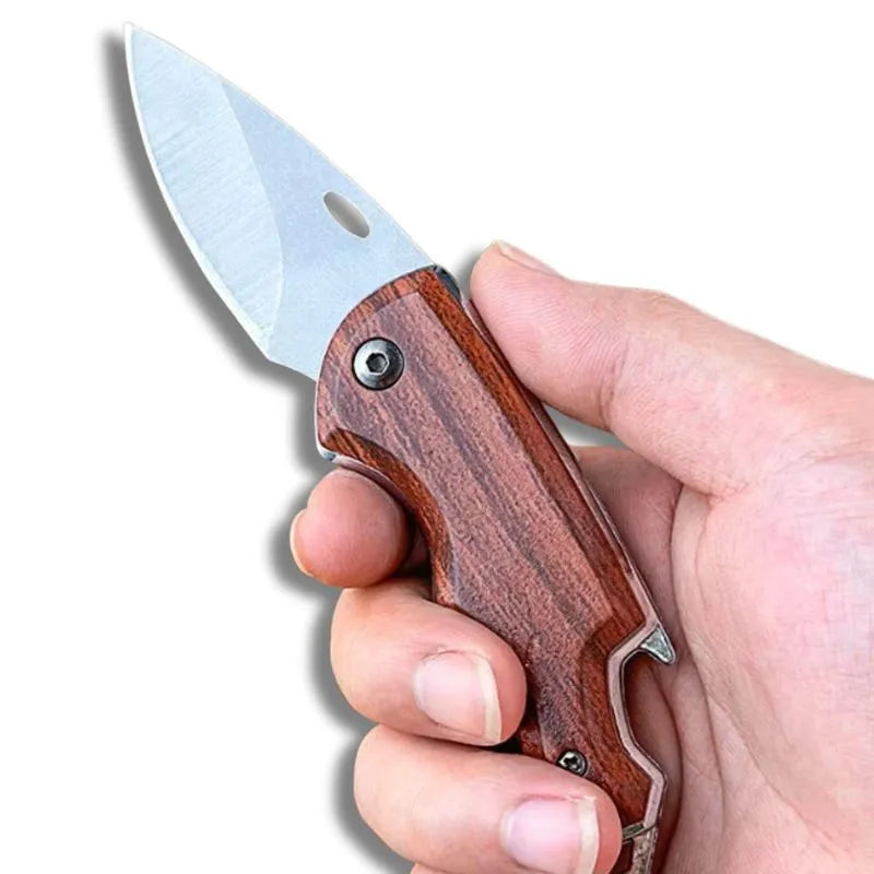 Couteau de sculpture pour façonner le bois avec précision et souplesse.