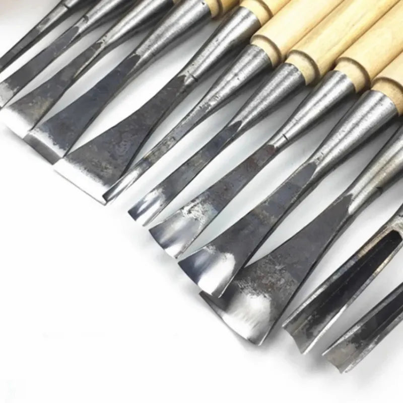 Couteau de sculpture pour façonner le bois avec précision et souplesse.