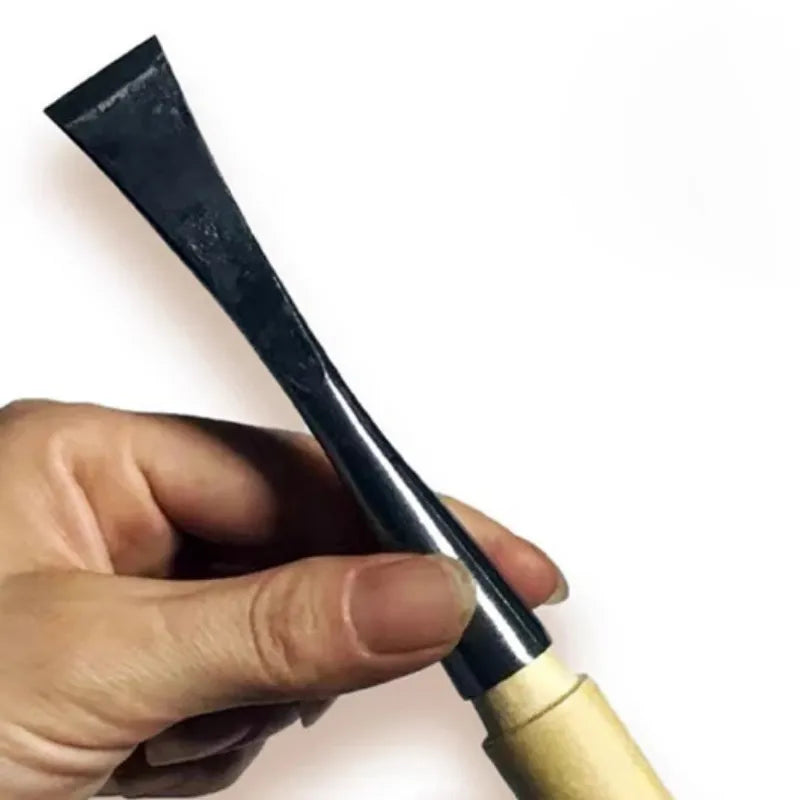 Couteau de sculpture pour façonner le bois avec précision et souplesse.