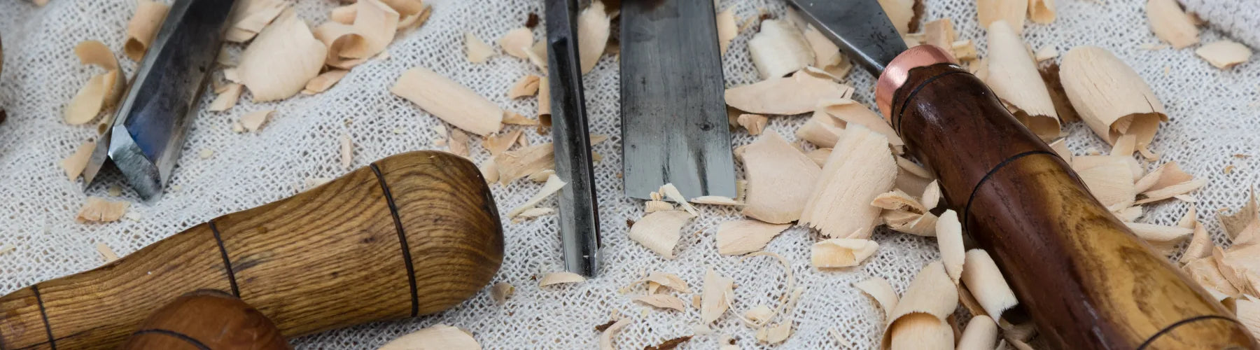 Outils sur une table avec des copeaux de bois.