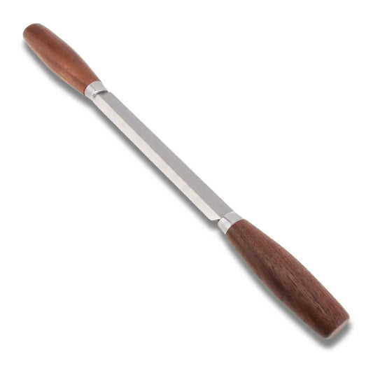 Plane à bois pour enlever les copeaux et lisser la surface lors de la sculpture.