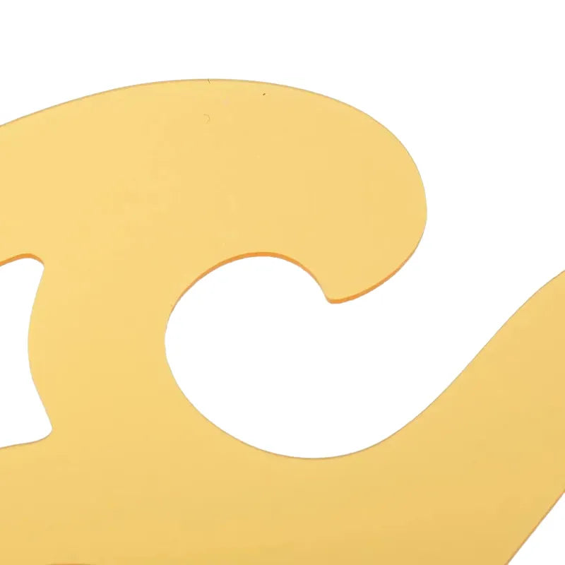 Règle de menuisier pour mesurer avec précision lors de vos projets de sculpture sur bois.