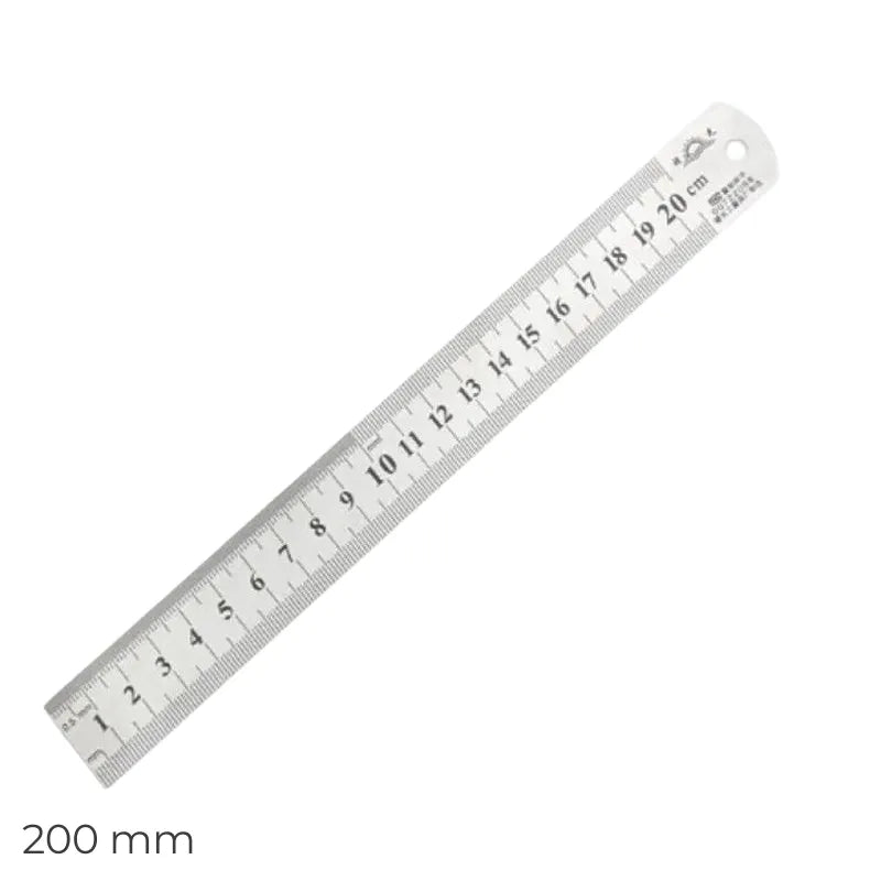 Règle de menuisier pour mesurer avec précision lors de vos projets de sculpture sur bois.