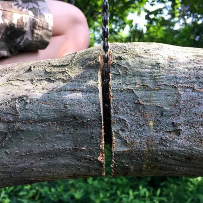 Scie manuelle pour découper le bois avec précision lors de vos projets de sculpture.